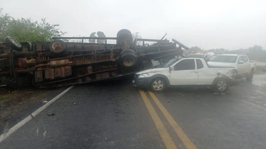 Grave acidente entre caminhão e carro próximo ao UDR não tem vítimas fatais