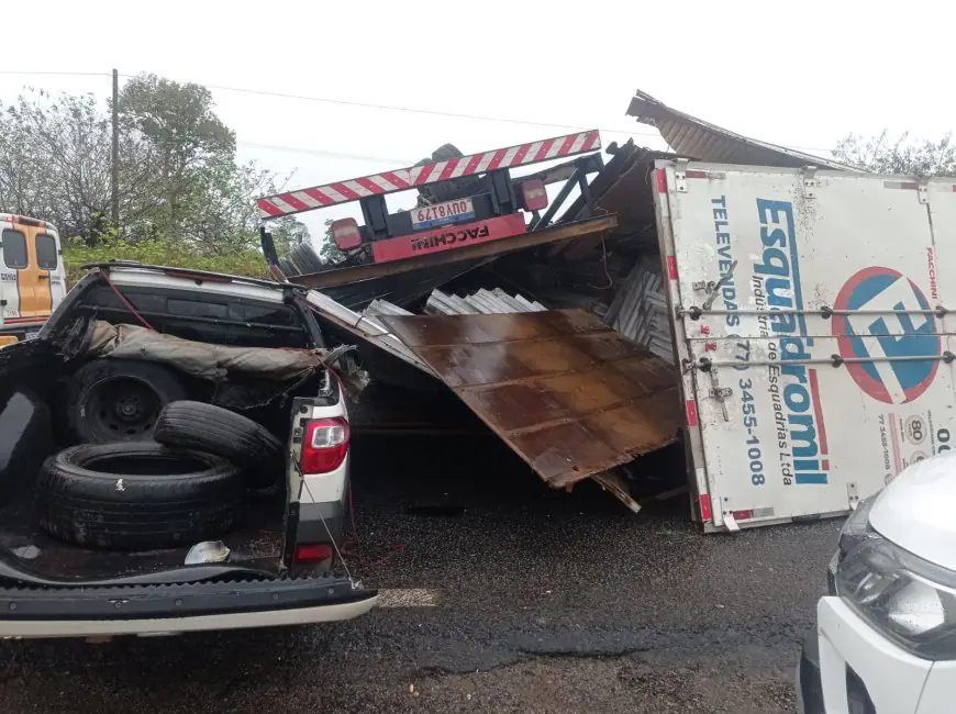 Grave acidente entre caminhão e carro próximo ao UDR não tem vítimas fatais