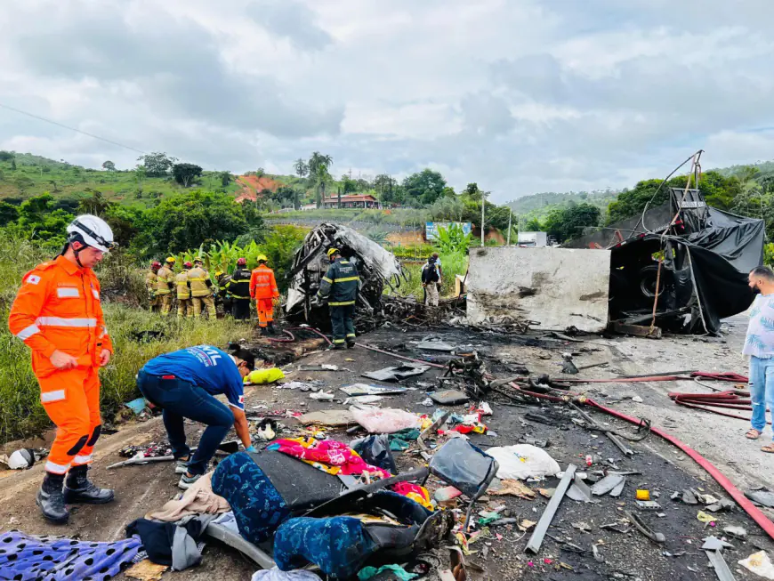 Grave Acidente na BR-116 entre carreta e ônibus em Teófilo Otoni deixa mais de 30 mortos e choca o país