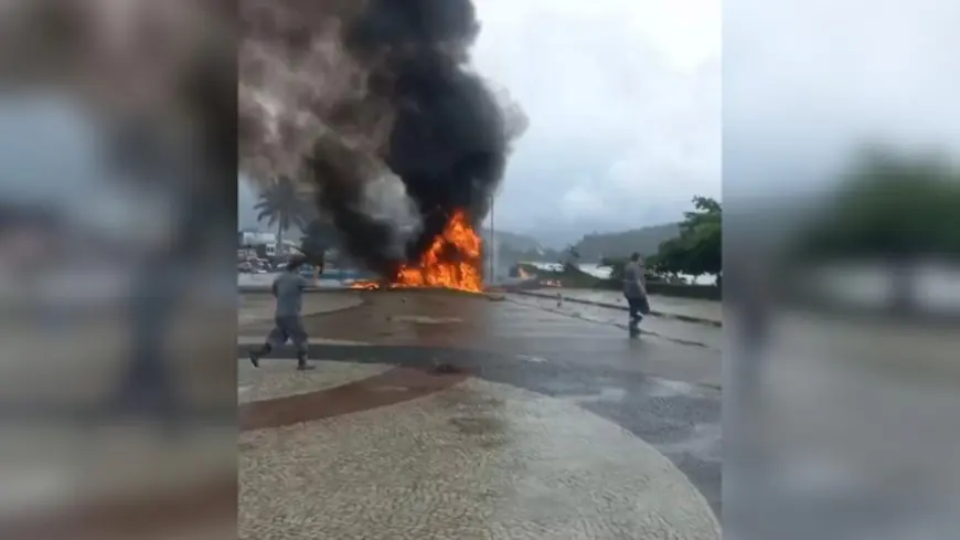 Avião bimotor explode ao cair no litoral de São Paulo; piloto morre e quatro ficam feridos; criança estava entre os três feridos em solo