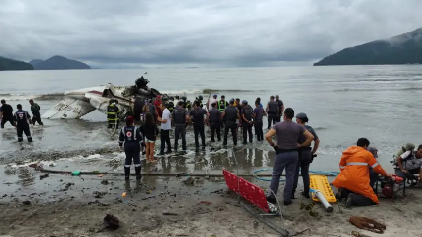 Avião bimotor explode ao cair no litoral de São Paulo; piloto morre e quatro ficam feridos; criança estava entre os três feridos em solo