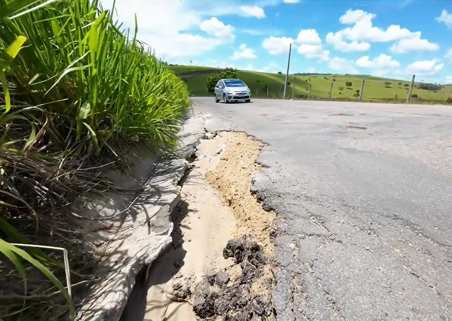 Estrada que liga Serra dos Aimorés a cidades da Bahia, está em péssimas condições e gera indignação